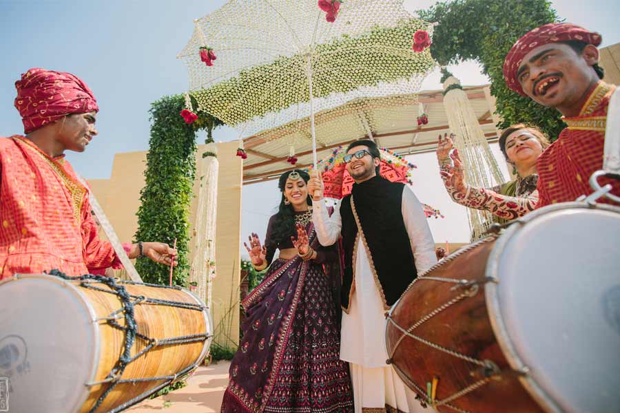 Let the bride’s Fambam play the desi dhol at the entry