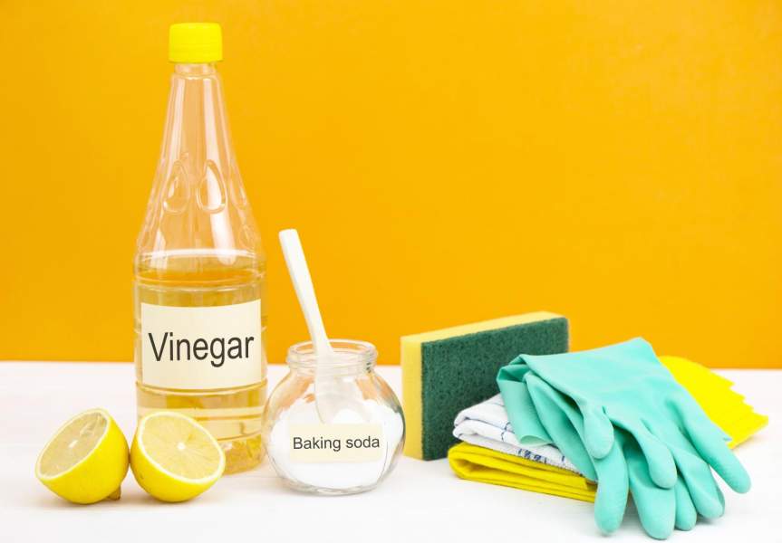 Vinegar and baking soda to clean drain