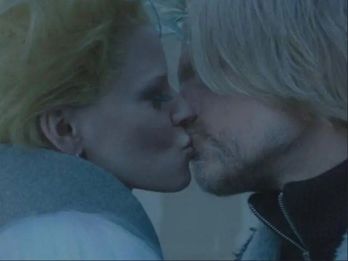 Woody Harrelson and Elizabeth Banks kiss in The Hunger Games