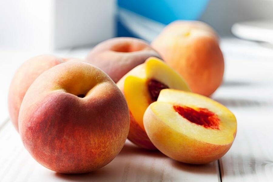 How to Serve & Present Peaches