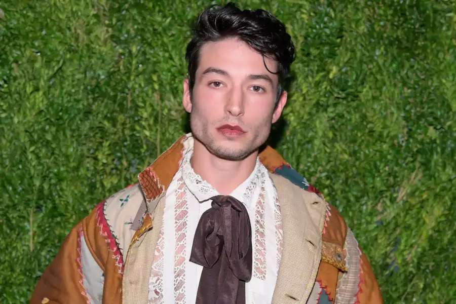 Ezra Miller Boyfriends Is He Really Gay 8510